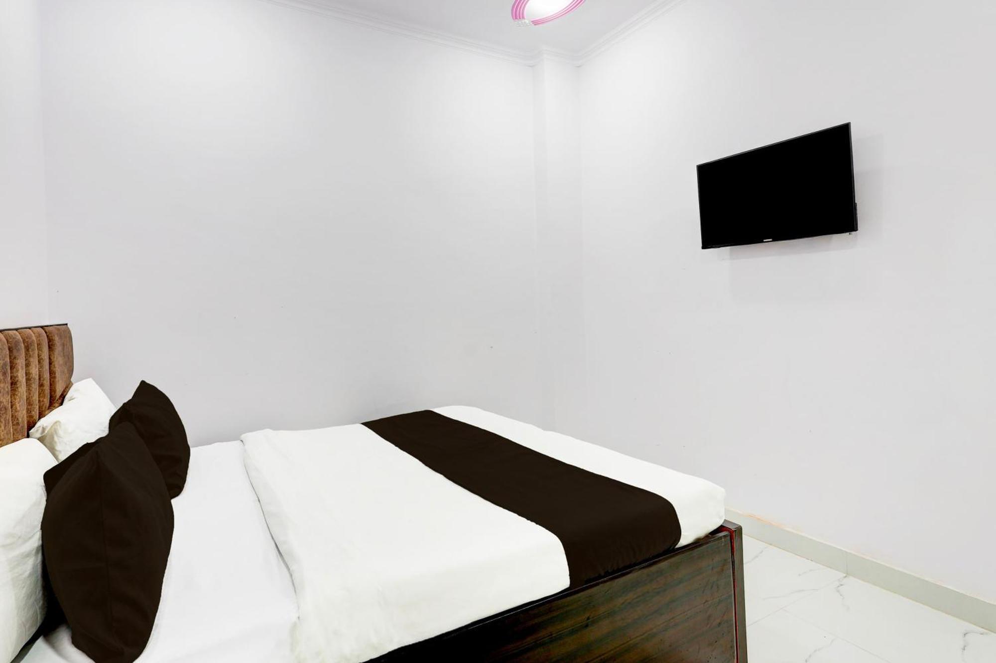 Hotel The Arrow Near Paschim Vihar 德里 外观 照片