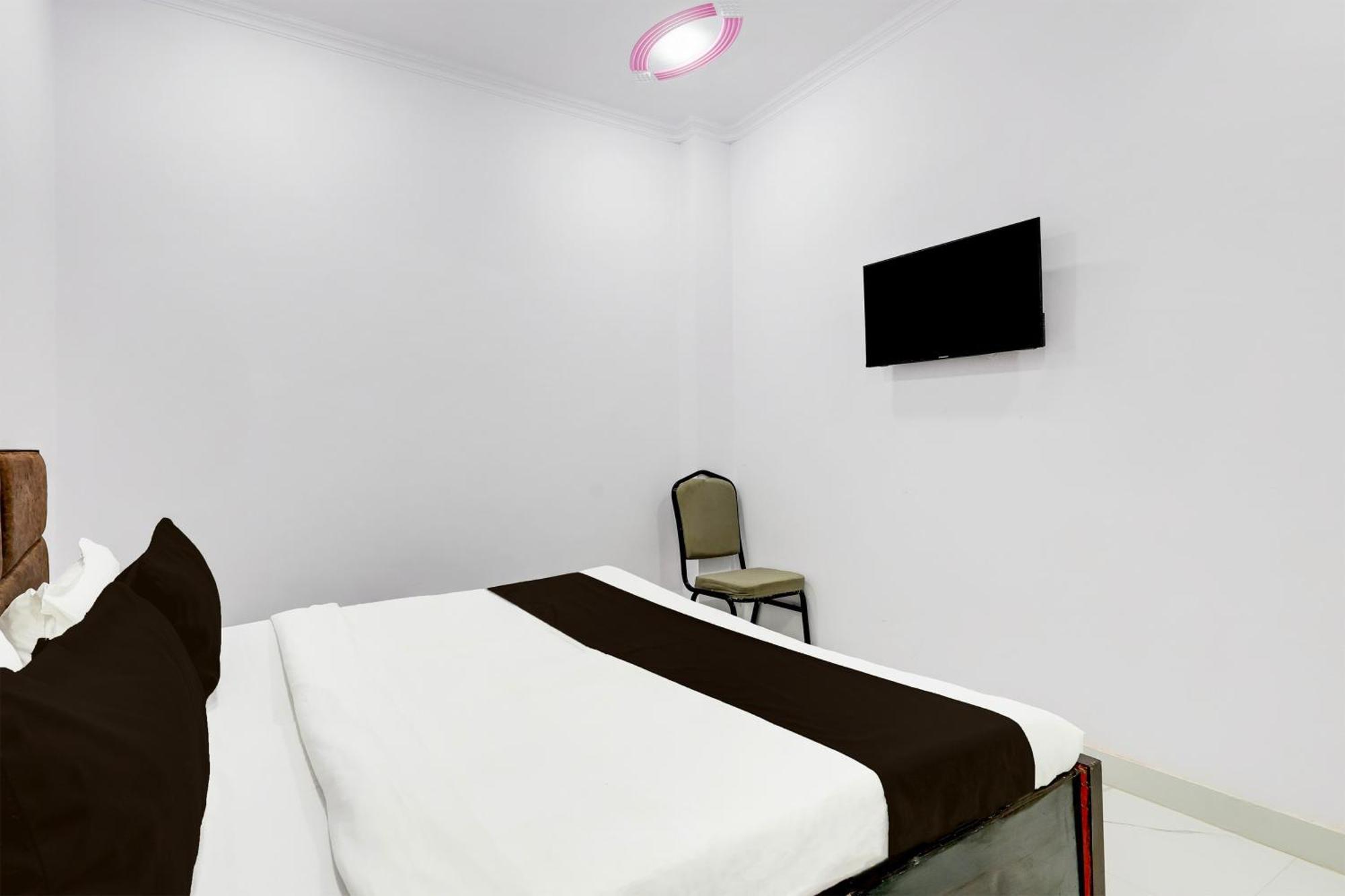 Hotel The Arrow Near Paschim Vihar 德里 外观 照片