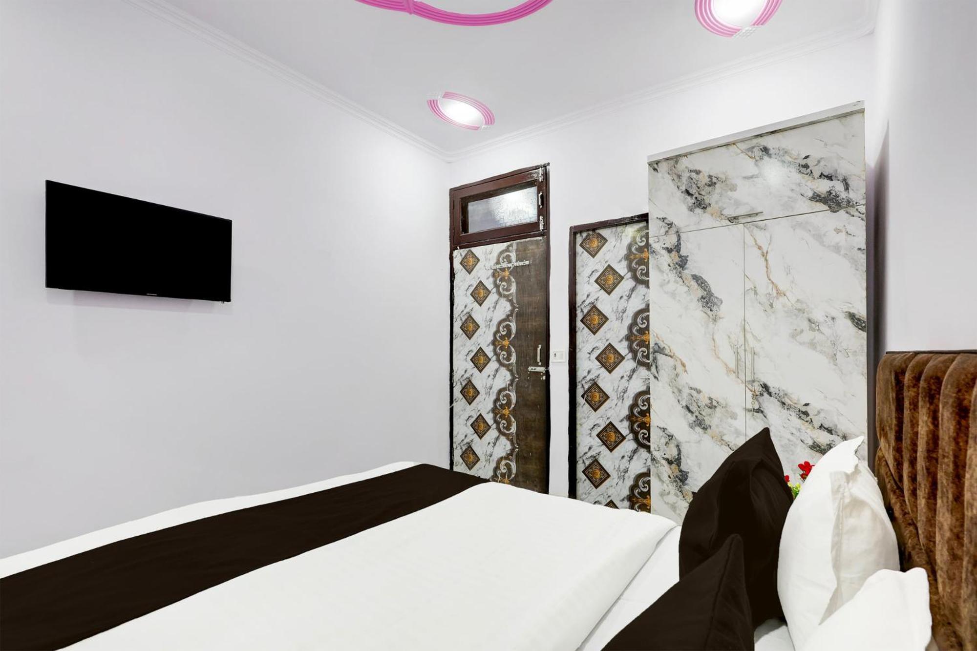Hotel The Arrow Near Paschim Vihar 德里 外观 照片